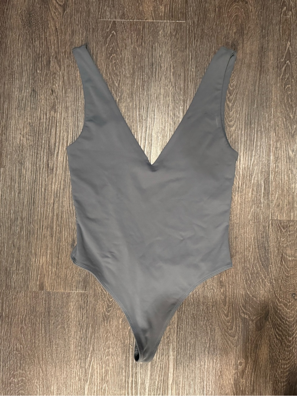 Babaton V‑Neck Bodysuit in slate grey